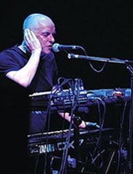 Брайан Ино затаился за синтезаторами. Фото ИТАР-ТАСС / Brian Eno, Moscow concert. Foto by ITAR-TASS